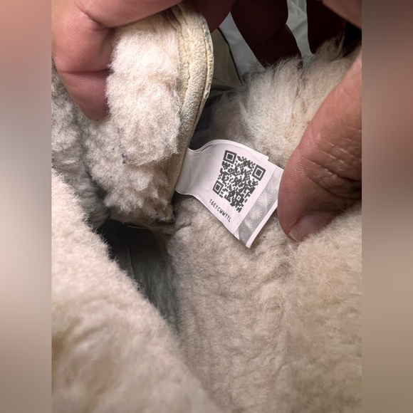 UGG women’s Adirondack III boot size 8 in cream colour - Picture 12 of 14